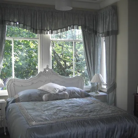 بيت ضيافة April House 4*