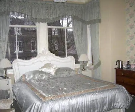 بيت ضيافة April House هاروغايت